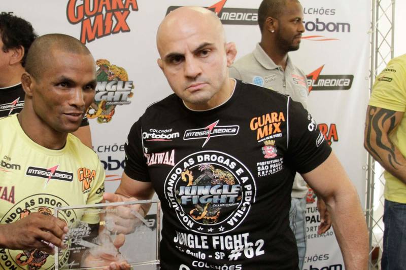 Belém vai se tornar novamente a capital do MMA. Neste sábado, 28, a cidade recebe a primeira edição do Jungle Fight em 2018. No Hangar Convenções e Feiras da Amazônia, serão disputadas 19 lutas, com duas disputas de cinturão. Ao todo, 22 paraenses participarão de um dos maiores evento de MMA da América Latina, que este ano completa 15 anos de organização e está em sua 93ª edição. A Secretaria de Estado de Esporte e Lazer (Seel) apoia o evento. “Nós estamos trabalhando forte para que o MMA exploda novamente no Brasil, e ele só vai explodir novamente se tiver uma renovação”, disse Wallid Ismail, presidente da organização.

FOTO: VINÍCIUS STASOLLA / DIVULGAÇÃO
DATA: 24.04.2018
 <div class='credito_fotos'>Foto: VINÍCIUS STASOLLA / DIVULGAÇÃO   |   <a href='/midias/2018/originais/32b2d6c9-c44f-49df-8e4f-f68b4f9aaddd.jpg' download><i class='fa-solid fa-download'></i> Download</a></div>
