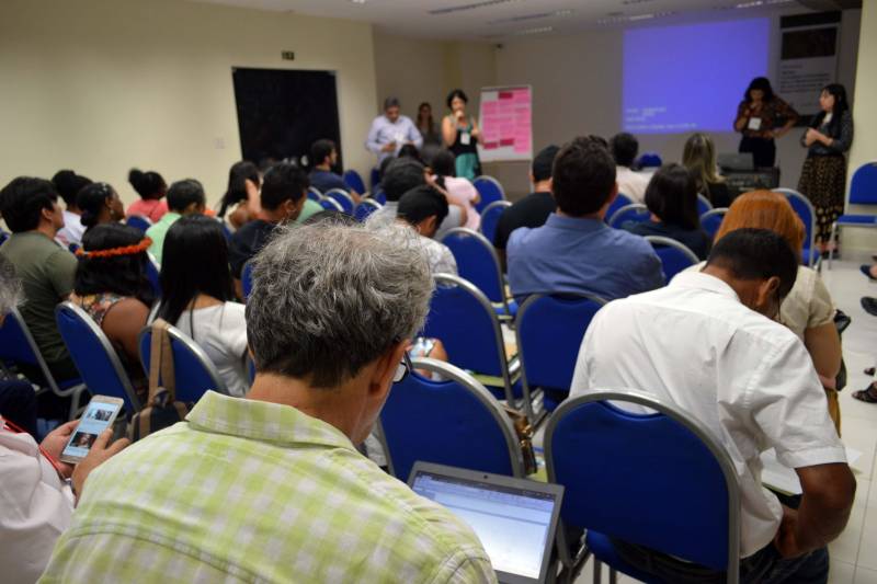 Representantes de etnias indígenas e de comunidades remanescentes de quilombos, junto com técnicos da Secretaria de Estado de Meio Ambiente e Sustentabilidade (Semas), discutiram nesta quarta-feira (14) conceito e estratégias para o desenvolvimento de uma economia de baixo carbono no Pará, no segundo dia do Workshop REDD+.
FOTO: ASCOM SEMAS
DATA: 14.11.2018
BELÉM - PARÁ <div class='credito_fotos'>Foto: ASCOM SEMAS | <a href='/midias/2018/originais/32b809e0-8220-4e9c-9642-19f5b1437d8c.jpg' download><i class='fa-solid fa-download'></i> Download</a></div>