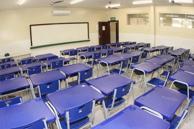 Um painel, no pátio da Escola Estadual de Ensino Médio Ruth Guimarães Ferreira, no distrito de Murinim, em Benevides, mostra 16 alunos da unidade aprovados nos últimos vestibulares. Desses, 12 irão estudar na Universidade Federal do Pará (UFPA). São os primeiros resultados de um processo que começou há nove meses, quando a escola entrou em reforma e ampliação. A nova “Ruth Guimarães Ferreira” foi entregue oficialmente nesta segunda-feira, 26, pelo governador Simão Jatene. Reformada e ampliada, a escola tem agora seis salas de aula; quatro laboratórios (multiuso, multidisciplinar, informática e de leitura); cozinha; refeitório e dispensa; quadra poliesportiva, vestiários feminino e masculino; área de convivência; sala para Atendimento Educacional Especializado (AEE) e acessos para pessoas com deficiência. Espaços de sobra para seus 892 alunos, distribuídos em três turnos do Ensino Médio. A obra custou R$ 2,446 milhões.
FOTO: CRISTINO MARTINS / AG. PARÁ
DATA: 26.03.2018
BENEVIDES - PARÁ <div class='credito_fotos'>Foto: Cristino Martins/Ag. Pará | <a href='/midias/2018/originais/32bbd733-a683-45d5-ad2c-f4d4fc906278.jpg' download><i class='fa-solid fa-download'></i> Download</a></div>