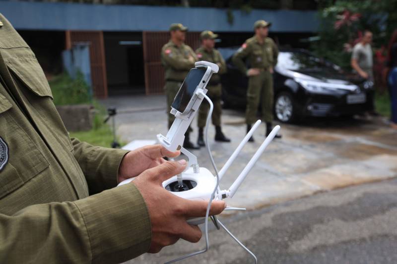 A Polícia Militar iniciou na manhã desta quarta-feira, 16, na sede do Comando Geral, em Icoaraci, o processo de habilitação ao 1º Curso de Operador de Aeronaves Remotamente Pilotadas (RPA - Remotely Piloted Aircraft), conhecidos popularmente como drones, oferecido pela PM do Pará. Vinte candidatos participaram das avaliações psicológica e técnica. Na quinta-feira, 17, a previsão é de que os 23 inscritos sejam submetidos aos testes de aptidão. O resultado final das avaliações será divulgado até a próxima sexta-feira, 18. Os habilitados estarão credenciados a participar do curso previsto para o período de 21 a 25 deste mês. Na programação de hoje foram formados dois grupos, avaliados pela equipe do Centro Integrado de Psicologia e Assistência Social (Cipas). Em seguida os candidatos foram à parte prática, coordenado operacionalmente pelo cabo Antônio Donato, da Assessoria de Comunicação da PM.
FOTO: MÁCIO FERREIRA / AG. PARÁ
DATA: 16.05.2018
BELÉM - PARÁ <div class='credito_fotos'>Foto: MÁCIO FERREIRA/ AG. PARÁ | <a href='/midias/2018/originais/32c2b90d-eb54-4217-b29d-0a0c5b2ae073.jpg' download><i class='fa-solid fa-download'></i> Download</a></div>
