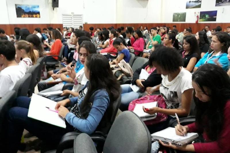 O Teatro Reinaldo Castanheira, no Centro Cultural de Paragominas (sudeste do Pará), recebe espetáculos teatrais e outros eventos no município, mas neste sábado (12) recebeu o “aulão” do Pro Paz Enem, promovido pela Fundação Pro Paz.
FOTO: ASCOM PRO PAZ
DATA: 12.05.2018
PARAGOMINAS - PARÁ <div class='credito_fotos'>Foto: ASCOM PRO PAZ | <a href='/midias/2018/originais/32c9eeae-27c9-431f-bfe9-4e1d8f9ef842.jpg' download><i class='fa-solid fa-download'></i> Download</a></div>