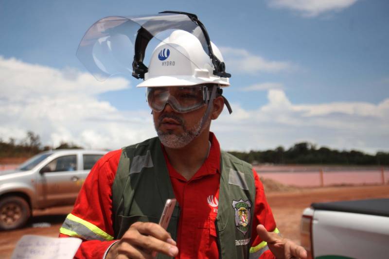Iniciou neste sábado, 24, o prazo que o Governo do Estado deu para que a empresa de alumínio Hydro Alunorte adote procedimentos e mecanismos seguros ambientalmente, a fim de que as bacias de resíduos da empresa baixem os níveis em pelo menos um metro – o que é definido tecnicamente como padrão de segurança com comprovação permanente da redução e manutenção dos níveis. Uma equipe de fiscalização da Secretaria de Estado de Meio Ambiente e Sustentabilidade (Semas) está no município para fazer o monitoramento dos níveis das bacias do sistema de tratamento dos rejeitos da Bauxita. "Vamos montar equipes para, de duas em duas horas, avaliar o nível das bacias. Em caso de chuva o monitoramento será feito de uma em uma hora", explicou Rejiane Santos, geóloga da Diretoria de Licenciamento Ambiental da Semas. Na foto, Elvis Barreto, agente de fiscalização da Semas.
FOTO: IGOR BRANDÃO / AG PARÁ
DATA: 24.02.2018
BELÉM - PARÁ
<div class='credito_fotos'>Foto: IGOR BRANDÃO / AG. PARÁ | <a href='/midias/2018/originais/32cac8b9-7017-4210-a2d0-1860bd0b47b0.jpg' download><i class='fa-solid fa-download'></i> Download</a></div>