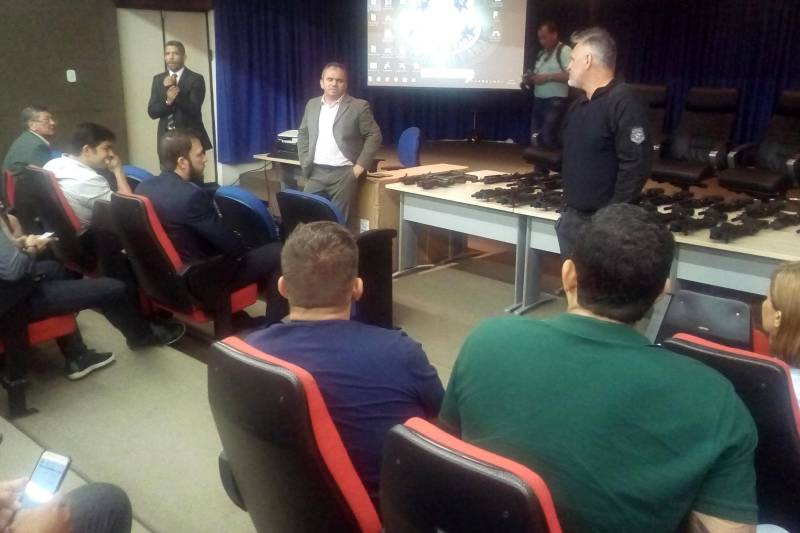 Em reunião com diretores de Divisões Especializadas, realizada na Delegacia-Geral de Polícia Civil, em Belém, nesta terça-feira (3), foram apresentadas as novas armas, recém-adquiridas pelo governo do Estado, para uso em ações de enfrentamento ao crime. São fuzis T4 calibre 556, e carabinas de calibres CT 30 e ponto 40, considerados as armas mais modernas encontradas atualmente no mercado.
FOTO: ASCOM POLÍCIA CIVIL
DATA: 03.04.2018
BELÉM - PARÁ <div class='credito_fotos'>Foto: Ascom Polícia Civil | <a href='/midias/2018/originais/32cc1a5a-f6da-4592-a2b4-4b8ce5cda003.jpg' download><i class='fa-solid fa-download'></i> Download</a></div>