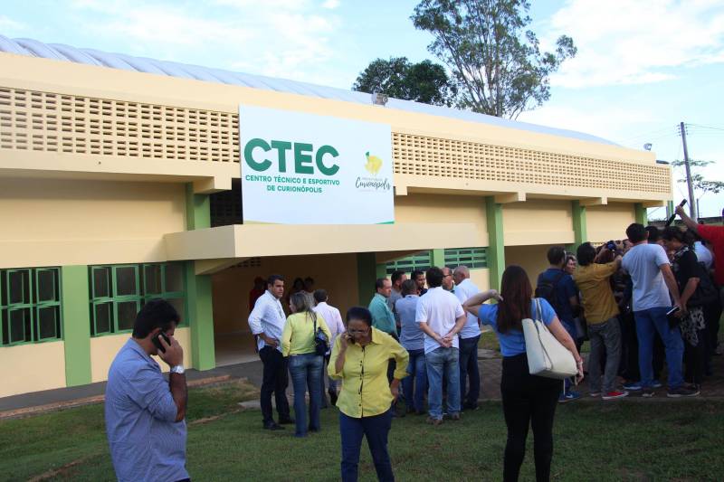 O aniversário do município de Curionópolis, nesta quinta-feira, 10 de maio, foi comemorado com shows, inaugurações e assinatura de convênio com o Governo do Pará para a implantação da iluminação do trecho urbano da PA-257. A obra tem investimento estadual de R$ 2.705.099,00. A secretária de Municípios Sustentáveis, Izabela Jatene, representou o governador Simão Jatene na cerimônia. A programação iniciou com a inauguração de obras municipais, como o Centro Técnico e Esportivo de Curionópolis (foto) e a Praça da Juventude. Um bolo de 30 metros e os parabéns entoados pela população deram o tom da comemoração.
FOTO: ANTONIO MACEDO / DIVULGAÇÃO
DATA: 10.05.2018
CURIONÓPOLIS - PARÁ <div class='credito_fotos'>Foto: ANTONIO MACEDO / DIVULGAÇÃO | <a href='/midias/2018/originais/32dba8a4-8d68-4c55-bbcc-ea783f1395f0.jpg' download><i class='fa-solid fa-download'></i> Download</a></div>