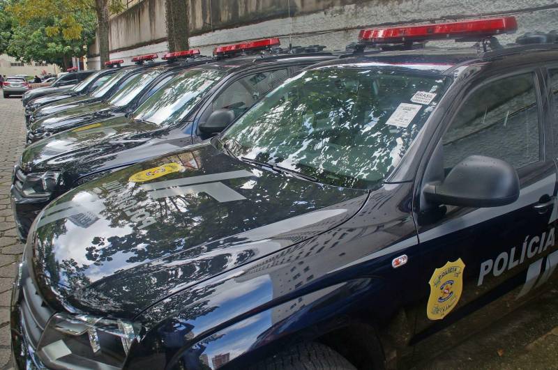 A Polícia Civil começou a renovar toda a frota de viaturas policiais utilizadas pela instituição no enfrentamento ao crime em todo Estado. Nesta quarta-feira (18), os primeiros veículos (foto) foram entregues à corporação policial. Cinco viaturas foram repassadas ao Grupo de Pronto-Emprego (GPE), grupamento tático especializado da Polícia Civil. A entrega foi presidida pelo delegado-geral Cláudio Galeno, na Delegacia-Geral, em Belém, e contou com as presenças dos policiais civis que integram o grupamento. O processo de renovação da frota vai ocorrer até o final deste semestre e vai atingir todas as Delegacias de Polícia em Belém, na região metropolitana e interior do Estado. Os veículos são carros de passeio e caminhonetes adequadas para atuação em operações policiais.
FOTO: ASCOM / POLÍCIA CIVIL
DATA: 18.04.2018
BELÉM - PARÁ <div class='credito_fotos'>Foto: Polícia Civil | <a href='/midias/2018/originais/32df207c-f214-40d5-b7af-0ebd59596aaa.jpg' download><i class='fa-solid fa-download'></i> Download</a></div>