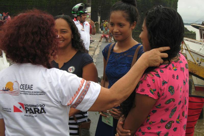 Socorro Silva (e), coordenadora de Mobilização Social da Sespa, orienta mulheres no cais da Feira do Açaí, em Belém, a prender os cabelos em caso de viajarem em barcos sem proteção do eixo, que são mais suscetíveis a provocar acidentes com escalpelamento.
FOTO: MOZART LIRA / ASCOM SESPA
DATA: 08.02.2018
BELÉM - PARÁ <div class='credito_fotos'>Foto: MOZART LIRA / ASCOM SESPA | <a href='/midias/2018/originais/32eb2e61-8a21-46d4-a4b2-b9f8641d0250.jpg' download><i class='fa-solid fa-download'></i> Download</a></div>