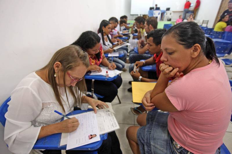 “Perdi todos os documentos na chuva, assim como quase tudo de dentro da casa. Poder tirar os documentos hoje, menos de uma semana depois do desastre e tudo de graça, é bom, chegou na hora certa e vai ajudar muita gente mesmo”. A fala é Adriano Pinheiro, morador do bairro Angelim, um dos 15 afetados pela forte enxurrada que alagou 40% do município de Paragominas, no nordeste paraense, na semana passada. Ele se soma a outras centenas de pessoas que estiveram nesta terça-feira (17), na Escola Municipal Anésia da Costa Chaves, primeiro local da Caravana do ProPaz no município (foto). Semelhante as demais ações do ProPaz Cidadania, o programa está viabilizando no município a emissão de 2ª via de Certidão de Nascimento, Registro Geral (RG), 2ª via de CPF, carteira social (mudança de gênero), fotos para os documentos e a carteira do ID Jovem, que possibilita a jovens de 15 a 29 anos, diversos benefícios, entre eles, meia passagem em trajetos interestaduais.
FOTO: SIDNEY OLIVEIRA / AG. PARÁ
DATA: 17.04.2018
PARAGOMINAS - PARÁ
<div class='credito_fotos'>Foto: Sidney Oliveira/Ag. Pará | <a href='/midias/2018/originais/32ef357c-46f6-4ccb-88b1-878b5c202e3e.jpg' download><i class='fa-solid fa-download'></i> Download</a></div>