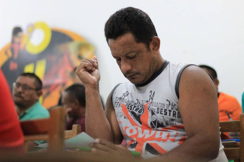 O interno Sandro Manuel, de 48 anos, vai prestar pela primeira vez vestibular para o Exame Nacional do Ensino Médio (Enem) para Pessoas Privadas de Liberdade (PPL). Foi dentro do Centro de Recuperação Agrícola Silvio Hall de Moura (CRASHM) que ele completou o ensino fundamental e agora finaliza o ensino médio. Para se preparar para a prova, o detento participou do “aulão” intensivo promovido na manhã desta quinta-feira (6), pela Fundação Pro Paz em parceria com a Secretaria de Educação do Pará (Seduc) e a Superintendência do Sistema Penitenciário do Estado do Pará (Susipe).

FOTO: VELOSO JÚNIOR / ASCOM SUSIPE
DATA: 07.12.2018
SANTARÉM - PARÁ <div class='credito_fotos'>Foto: Veloso Junior / Ascom Susipe   |   <a href='/midias/2018/originais/32efad23-cf88-4bd1-bb04-589fba1a792b.jpg' download><i class='fa-solid fa-download'></i> Download</a></div>