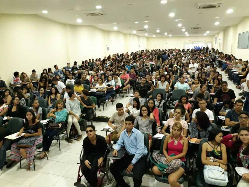 Neste domingo (25), o Pro Paz Enem iniciou o calendário de 'aulões' preparatórios gratuitos (foto) para os estudantes que prestarão o Exame Nacional do Ensino Médio (Enem). A caravana é uma realização do Governo do Estado do Pará, por meio da Fundação Pro Paz, Secretaria Extraordinária de Municípios Sustentáveis (Semsu) e a Secretaria de Educação do Pará (Seduc). “Estamos abrindo de maneira inédita, em março, praticamente junto com o calendário de aulas da Seduc, os ‘aulões’ do Pro Paz Enem e já vemos um resultado positivo, pois temos mais de 1.500 alunos entre inscritos e que se inscreveram na hora. Fomos pegos de surpresa, pois não esperávamos tanta gente; o auditório lotou e tivemos que providenciar mais cinco salas. O mais importante é saber que ninguém voltou pra casa sem aula. A procura mostra que o PPE está consolidado na sociedade paraense”, afirmou Mônica Altman, presidente da Fundação Pro Paz.
FOTO: EMANUELE CORRÊA / ASCOM PRO PAZ
DATA: 25.03.2018
BELÉM - PARÁ <div class='credito_fotos'>Foto: EMANUELE CORRÊA / ASCOM PRO PAZ | <a href='/midias/2018/originais/32f14ad8-91d6-4a83-a997-e469010cc6bd.jpg' download><i class='fa-solid fa-download'></i> Download</a></div>