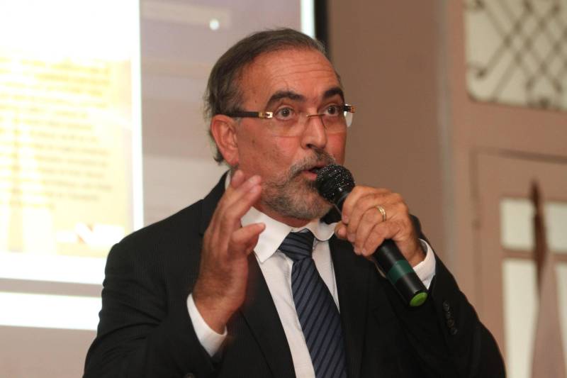 O Secretário de Estado de Transportes, Kleber Menezes (foto), apresentou na tarde desta sexta-feira (4), no Palácio do Governo, o aplicativo "Caminhos do Pará", desenvolvido pela Secretaria de Transportes, jutamente com o novo Portal Digital da Setran, integrado ao app, além de lançar o Mapa Viário do Pará 2018, totalmente atualizado. O aplicativo Caminhos do Pará, disponível gratuitamente para os sistemas IOS e Android, encontra-se completamente integrado ao site institucional da Setran, exibindo as notícias publicadas, além de dispor aos cidadãos o Sistema Viário Estadual completo, com todas as rodovias e pontes e suas respectivas quilometragens, portos e aeródromos, e os Mapas das diversas regiões do Pará, além de possibilitar ao usuário a indicação de acidentes, interdições e situações de perigo, por meio de GPS, para que a denúncia chegue à Secretaria praticamente em tempo real.
FOTO: CRISTINO MARTINS / AG. PARÁ
DATA: 04.05.2018
BELÉM - PARÁ <div class='credito_fotos'>Foto: Cristino Martins/Ag. Pará | <a href='/midias/2018/originais/32f3c25d-ef46-4027-b556-d109951a624b.jpg' download><i class='fa-solid fa-download'></i> Download</a></div>