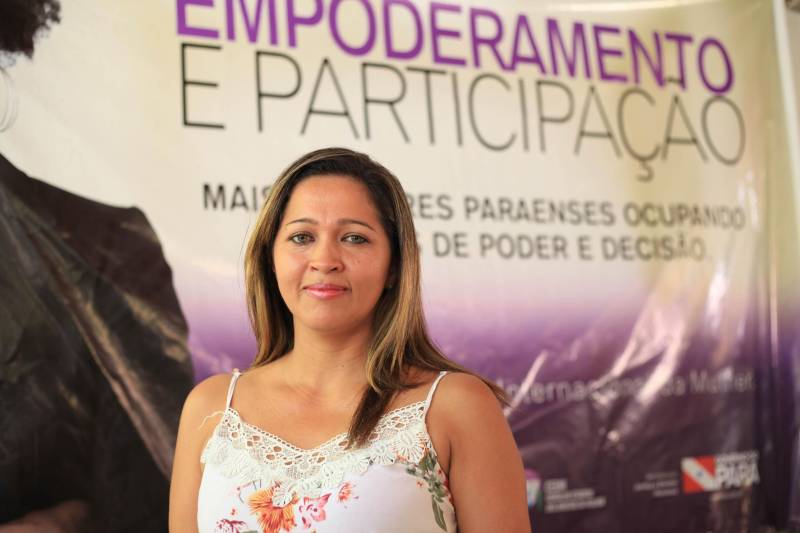 Uma ampla Ação de Cidadania abriu no sábado (3) a programação do governo do Estado alusiva ao Dia Internacional da Mulher – 8 de Março. Com o tema “Protagonismo Feminino nos Espaços de Decisão”, a ação foi realizada na Escola Estadual de Ensino Fundamental e Médio Dr. José Márcio Ayres, no Tapanã, em Belém. Na foto, a microempresária Jane Souza conviveu com o agressor dentro de casa, e hoje ensina suas filhas a não se submeterem à violência.
FOTO: WAGNER ALMEIDA / SEJUDH
DATA: 03.03.2018
BELÉM - PARÁ <div class='credito_fotos'>Foto: Wagner Almeida/ Ascom Sejudh | <a href='/midias/2018/originais/32fa68c2-54db-4f9c-9e9c-de5c5afbcecb.jpg' download><i class='fa-solid fa-download'></i> Download</a></div>