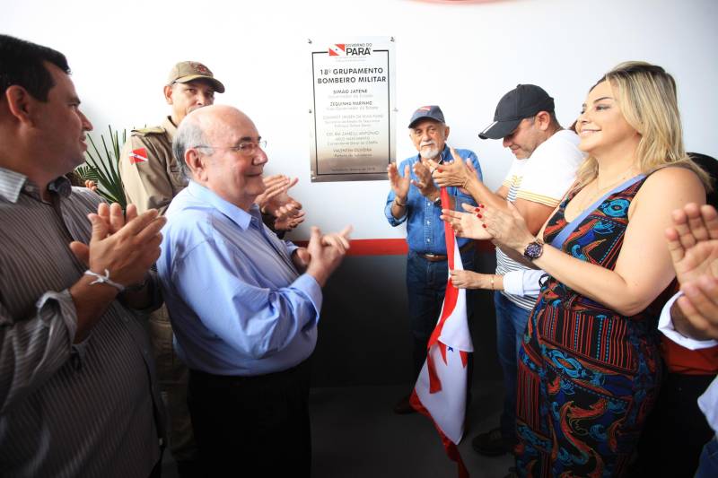 Moradores, comerciantes, militares e políticos da região da Ilha do Marajó comemoraram, nesta quarta-feira (24), junto ao governador Simão Jatene, a entrega do 18º Grupamento Bombeiro Militar, inaugurado hoje no município de Salvaterra. Quarenta e oito militares foram deslocados para o local, sendo 45 praças e três oficiais. O espaço conta com viaturas para atendimento a incêndios, salvamentos, resgates e uma lancha.O Coronel Antônio Zanelli, comandante geral do Corpo de Bombeiros, explicou a escolha do município para receber o grupamento. “Salvaterra foi escolhida estrategicamente para receber este quartel por ser a porta do Marajó. Salvaterra e Soure possuem forte apelo turístico. Antes, nosso tempo-resposta para a população daqui demorava até 1h30 minutos, já que vínhamos de Icoaraci, distrito de Belém. Agora a meta é atender o mais rápido possível os seis municípios da região do Marajó Ocidental”, explicou. Além de Salvaterra e Soure, a corporação atenderá os municípios de Cachoeira do Arari, Santa Cruz do Arari, Ponta de Pedras e Muaná.

FOTO: MÁCIO FERREIRA / AG PARÁ
DATA: 24.01.2018
SALVATERRA - PARÁ <div class='credito_fotos'>Foto: MÁCIO FERREIRA/ AG. PARÁ   |   <a href='/midias/2018/originais/3304a91f-db33-4386-bac7-c94d0128a287.jpg' download><i class='fa-solid fa-download'></i> Download</a></div>