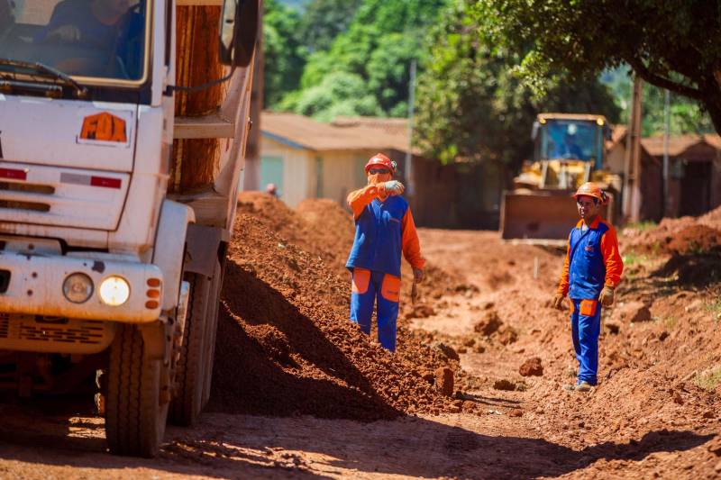Aos poucos, a paisagem de Serra Pelada – que já foi o maior garimpo a céu aberto do planeta e hoje é distrito de Curionópolis, município do sudeste paraense - começa a se modificar. A poeira intensa, típica de estradas de chão, vai paulatinamente dando lugar à camada de asfalto (foto), que pela primeira vez chega a Curiónópolis, conhecido mundialmente pela corrida do ouro e pelo formigueiro humano nos anos 1980, eternizado pelo olhar do fotógrafo Sebastião Salgado. O ouro não é mais explorado na região, mas Serra Pelada ainda é uma cidade de garimpeiros. São eles que residem e povoam as ruas, que parecem ter parado no tempo. Foram esses trabalhadores que fizeram a localidade crescer, que formaram famílias e criaram filhos nascidos no local, fincando raízes, criando identidade, sonhando com a volta da exploração do ouro, cada vez mais distante. Mas até esse cenário vem se transformando.

FOTO: ASCOM / PREFEITURA DE CURIONÓPOLIS
DATA: 08.06.2018
CURIONÓPOLIS - PARÁ <div class='credito_fotos'>Foto: ASCOM / PREFEITURA DE CURIONÓPOLIS   |   <a href='/midias/2018/originais/33070e5f-9666-46f3-9315-557194a79ebb.jpg' download><i class='fa-solid fa-download'></i> Download</a></div>