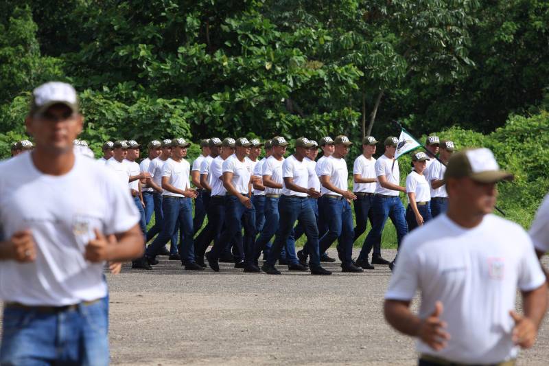 Cerca de 2.400 policiais militares que estão em processo de formação por meio dos Cursos de Formação de Praças (CFP), de Oficiais (CFO), de Habilitação de Oficiais (CHO) e de Adaptação de Oficiais (CHO). Os alunos do Curso de Formação de Praças da PMPA ingressarão no serviço externo ao final do 2º módulo da formação, previsto para abril.
FOTO: MÁCIO FERREIRA / AG. PARÁ
DATA: 15.02.2018
BELÉM - PARÁ <div class='credito_fotos'>Foto: MÁCIO FERREIRA/ AG. PARÁ | <a href='/midias/2018/originais/33089b5c-d259-4443-a1df-ac61900b12f9.jpg' download><i class='fa-solid fa-download'></i> Download</a></div>