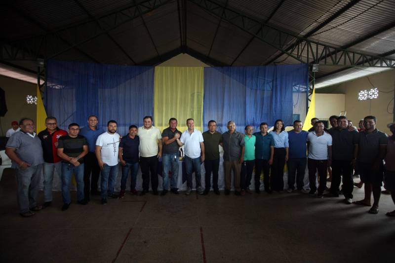 O Governo do Estado entregou (foto) na tarde desta sexta-feira (29), a ordem de serviço para a pavimentação de três quilômetros de vias no munícipio de Bonito, no Nordeste do Estado. O documento foi entregue pelo chefe do Núcleo de Governo, José Megale. O investimento na ordem de R$ 1,3 milhão faz parte dos esforços do Governo do Estado em levar mais qualidade de vida à população. A assinatura contou com a participação do presidente da Assembleia Legislativa do Estado (Alepa), deputado Márcio Miranda, e do deputado Milton Campos, que também entregou as chaves de uma retroescavadeira adquirida através de emenda parlamentar.
FOTO: SIDNEY OLIVEIRA / AG. PARÁ
DATA: 29.06.2018
BONITO - PARÁ <div class='credito_fotos'>Foto: Sidney Oliveira/Ag. Pará | <a href='/midias/2018/originais/330b263b-b155-4e2f-919e-f4d53ebdab6e.jpg' download><i class='fa-solid fa-download'></i> Download</a></div>