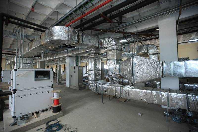 “A população de Itaituba vai contar com uma estrutura fora do comum em hospitais públicos do Brasil”. A afirmação é do engenheiro Gustavo Garoli, gerente geral da obra do Hospital Regional do Tapajós, no município de Itaituba, que está com a estrutura 95% concluída. O hospital que fica na região sudoeste do Estado deve beneficiar, além de cerca de 100 mil itaitubenses, moradores de nove municípios vizinhos.

FOTO: MÁCIO FERREIRA / AG. PARÁ
DATA: 19.12.2018
ITAITUBA - PARÁ <div class='credito_fotos'>Foto: MÁCIO FERREIRA/ AG. PARÁ   |   <a href='/midias/2018/originais/331313ec-fe91-4cab-b66a-9381f2a07648.jpg' download><i class='fa-solid fa-download'></i> Download</a></div>