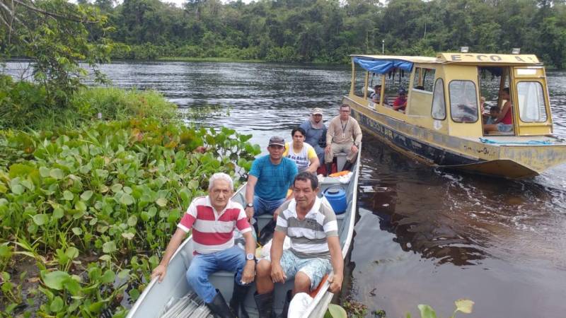 A Secretaria de Estado de Saúde Pública (Sespa), em conjunto com a Agência de Defesa Agropecuária do Estado do Pará (Adepara) e Ministério da Saúde, realiza o trabalho de investigação e prevenção da raiva humana no município de Melgaço, no Arquipélago do Marajó. As ações se concentram na localidade de Rio Laguna, a cerca de 70 quilômetros de Melgaço, onde residem aproximadamente mil pessoas. A Sespa emitiu um Alerta Epidemiológico, que foi divulgado e enviado aos 13 Centros Regionais de Saúde. Segundo o alerta, “é preciso identificar precocemente a existência de agressões por morcegos hematófagos em humanos ou em animais no peridomicílio (área externa da moradia) com vistas à adoção, em tempo hábil, das medidas de controle pertinentes, tais como controle de quirópteros (morcegos), profilaxia da raiva humana e bloqueio animal”.
FOTO: ASCOM / SESPA
DATA: 17.05.2018
RIO LAGUNA - PARÁ <div class='credito_fotos'>Foto: ASCOM SESPA | <a href='/midias/2018/originais/331510c9-cca7-4429-b436-d2a94d858e5b.jpg' download><i class='fa-solid fa-download'></i> Download</a></div>
