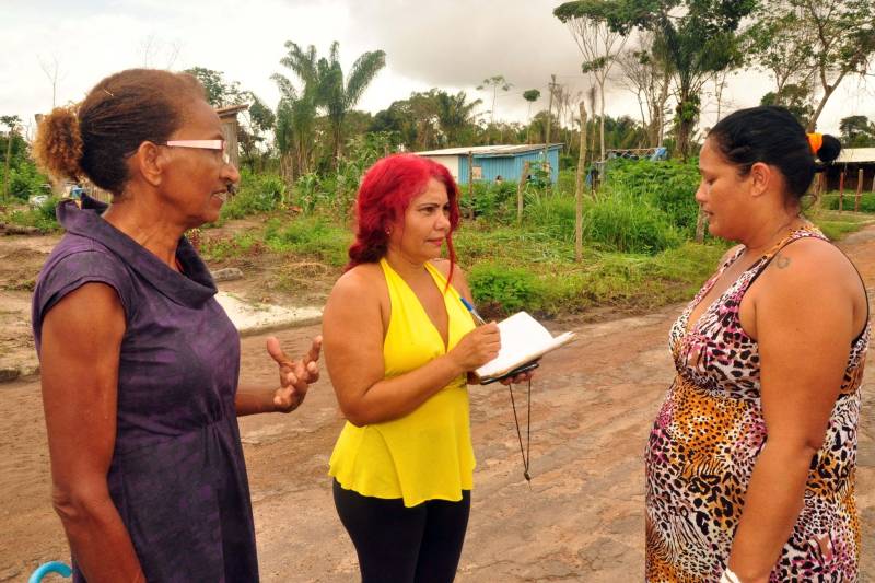 Técnicos da Secretaria de Estado de Saúde Pública (Sespa) e da Secretaria Municipal de Saúde de Barcarena continuaram, nesta quarta-feira (28), com o trabalho de coleta de amostras de água que é consumida pela população das comunidades localizadas às proximidades da área afetada pela contaminação no município de Barcarena. Esse trabalho, que começou com coleta nas comunidades de Vila Nova, Bom Futuro e Bujaruba, está sendo estendido para outras comunidades, à medida que novas denúncias chegam às autoridades de Saúde Ambiental. Nesta quarta-feira, houve coleta de amostras novamente em Bujaruba e, pela primeira vez, na comunidade de Murucupi.
FOTO: JOSÉ PANTOJA / ASCOM SESPA
DATA: 28.02.2018
BELÉM - PARÁ <div class='credito_fotos'>Foto: José Pantoja / Ascom Sespa | <a href='/midias/2018/originais/33174339-31fe-454f-8b6f-aa926d073875.jpg' download><i class='fa-solid fa-download'></i> Download</a></div>