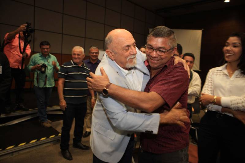 Com a entrega de mais 359 veículos, somente esta semana, o Governo do Pará reforçou a atuação da área de segurança pública em todo o Estado. Todos os veículos auxiliarão no combate a criminalidade e a manutenção da segurança em todo o território paraense. Boa parte desses veículos foi destinada diretamente para as guardas municipais, numa ação integrada com as Prefeituras, por meio da Secretaria de Segurança Pública e Defesa Social (Segup) com articulação da Secretaria de Municípios Sustentáveis, que define em conjunto com os municípios, a agenda de prioridades. A última etapa da entrega ocorreu nesta quinta-feira (5), no Hangar – Centro de Convenções da Amazônia.
FOTO: RODOLFO OLIVEIRA / AG. PARÁ
DATA: 05.07.2018
BELÉM - PARÁ <div class='credito_fotos'>Foto: Rodolfo Oliveira/Ag. Pará | <a href='/midias/2018/originais/3318918b-b25b-4d24-88a1-8ee6308ed116.jpg' download><i class='fa-solid fa-download'></i> Download</a></div>