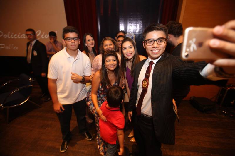 O Pará vai voltar a ter um delegado de polícia para cada município. A posse de 149 novos delegados da Polícia Civil, que aconteceu nesta segunda-feira (26) no Teatro Maria Sylvia Nunes, na Estação das Docas, vai garantir, com sobras, a cobertura completa dos 144 municípios do estado. Aprovados em concurso público, os novos delegados concluíram o curso de Formação da Polícia Civil do Pará no dia 15 deste mês. O curso foi o primeiro do Brasil a incluir sete disciplinas inéditas: Oratória, Atuação Policial frente aos Grupos Vulneráveis, Relacionamento com a Imprensa e Mídias Sociais, Abordagem Psicopatológica do Crime e da Violência, Investigação Financeira no Enfrentamento ao Crime de Lavagem de dinheiro, Noções Básicas de Enfrentamento às Fraudes Veiculares e Linguagem Brasileira de Sinais. O concurso aprovou ainda 300 investigadores, 180 escrivães e 20 papiloscopistas. Os novos policiais civis passaram por quatro meses de formação técnica e profissional na Acadepol. Com a nomeação, o próximo passo será a lotação dos novos servidores públicos nas unidades de Polícia Civil do estado, quando eles saberão em qual região do Pará trabalharão inicialmente. Na foto, o formando Joséd Cleófilo e familiares.
FOTO: SYDNEY OLIVEIRA / AG. PARÁ
DATA: 26.02.2018
BELÉM - PARÁ <div class='credito_fotos'>Foto: Sidney Oliveira/Ag. Pará | <a href='/midias/2018/originais/3319d45e-5209-43cb-913d-60b44b62fa62.jpg' download><i class='fa-solid fa-download'></i> Download</a></div>