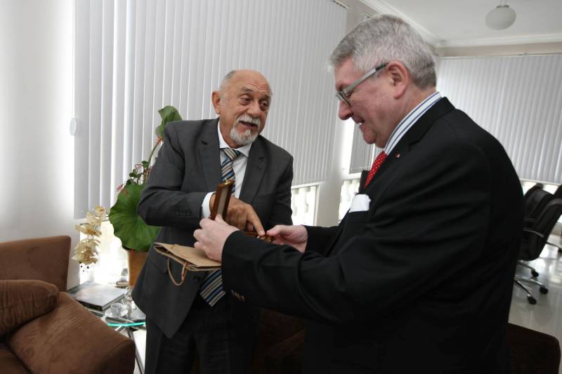 O Pará recebeu, pela segunda vez em menos de um mês, a visita de um representante internacional interessado em investir no estado. Após a visita do embaixador da Hungria, no dia 12 deste mês, foi a vez do embaixador da Bélgica, Dirck Loncke (d), ser recebido nesta terça-feira, 24, pelo governador Simão Jatene (e) no Palácio dos Despachos.
FOTO: ANTONIO SILVA / AG. PARÁ
DATA: 24.04.2018
BELÉM - PARÁ <div class='credito_fotos'>Foto: Antônio Silva/Ag. Pará | <a href='/midias/2018/originais/33203b7b-8da2-44a4-aef0-a45c5feecc6d.jpg' download><i class='fa-solid fa-download'></i> Download</a></div>