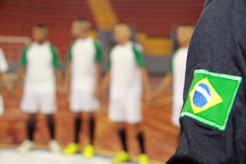 Mais de 60 adolescentes e jovens em cumprimento de medida socioeducativa no Pará conheceram as instalações da Arena Guilherme Paraense (o Mangueirinho), em Belém. O espaço recebeu os internos para o encerramento da II Olimpíada de Inverno da Socioeducação, evento criado com o objetivo de proporcionar atividades de esporte e cultura aos adolescentes em cumprimento de medida socioeducativa no Estado, além de promover o espírito esportivo e garantir maior integração entre os internos. A Arena sediou as finais do futsal feminino e masculino, além de apresentações culturais que marcaram o encerramento da atividade promovida pela Fundação de Atendimento Socioeducativo do Pará (Fasepa), por meio do Projeto Ressignificando Caminhos na Socioeducação.
FOTO: ALBERTO PASSOS / ASCOM FASEPA
DATA: 28.03.2018
BELÉM - PARÁ <div class='credito_fotos'>Foto: ALBERTO PASSOS/ ASCOM FASEPA | <a href='/midias/2018/originais/332bb4b0-b170-4165-87fb-0f2fb7c794f0.jpg' download><i class='fa-solid fa-download'></i> Download</a></div>