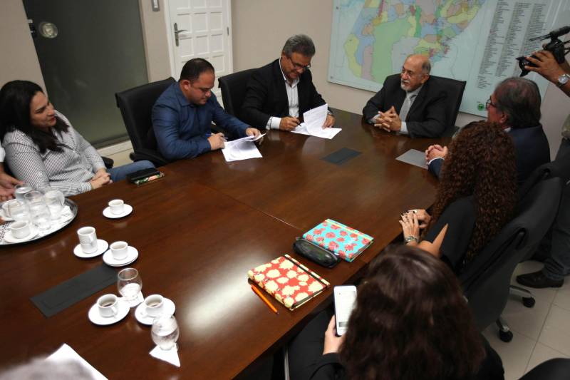 Governo do estado e Prefeitura de Belém assinaram nesta quinta-feira (19), um convênio para reforçar as ações de limpeza urbana na capital. O convênio, no valor de mais de R$35 milhões, foi assinado pelo governador Simão Jatene e o prefeito Zenaldo Coutinho, no Palácio do Governo. Os trabalhos devem iniciar, por volta de 30 dias, gerando trabalho e renda para cerca de 800 pessoas. A secretária extraordinária de Municípios Sustentáveis, Izabela Jatene e o secretário de Saneamento de Belém, Cláudio Mercês, participaram da assinatura do convênio. Não é uma deferência especial à Belém, disse o governador Simão Jatene, mas parte de uma agenda de governo. “A crise econômica brasileira, que ainda não passou, dificultou a vida de estados e municípios”, afirmou o governador. “Como o estado se encontra em situação menos dramática, tem o dever institucional de minimizar problemas municipais”, explicou.
FOTO: ANTÔNIO SILVA / AG PARÁ
DATA: 19.04.2018
BELÉM - PARÁ <div class='credito_fotos'>Foto: ANTONIO SILVA / AG. PARÁ | <a href='/midias/2018/originais/332f0961-208e-4713-b25e-4a79b4d43a37.jpg' download><i class='fa-solid fa-download'></i> Download</a></div>