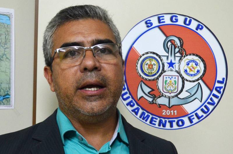 Agentes de segurança pública do Estado do Pará identificaram na tarde desta quinta-feira, 1 de novembro, após ouvir os depoimentos das vítimas que estavam no navio Iluminado, embarcação de passageiros e cargas que sofreu um assalto ao sair de Breves em direção a Laranjal do Jari (Amapá), quatro dos sete criminosos envolvidos na ação pirata. A informação foi dada em entrevista coletiva à imprensa, nesta quinta-feira, pelo titular do Grupamento Fluvial, vinculado à Secretaria de Estado de Segurança Pública (Segup), delegado Dilermando Dantas, na sede do Gflu.
FOTO: ELIELSON MODESTO / ASCOM SEGUP
DATA: 02.11.2018
BELÉM - PARÁ <div class='credito_fotos'>Foto: Elielson Modesto / Ascom Segup | <a href='/midias/2018/originais/33356128-5c68-468f-8e6b-c6312bc0d195.jpg' download><i class='fa-solid fa-download'></i> Download</a></div>