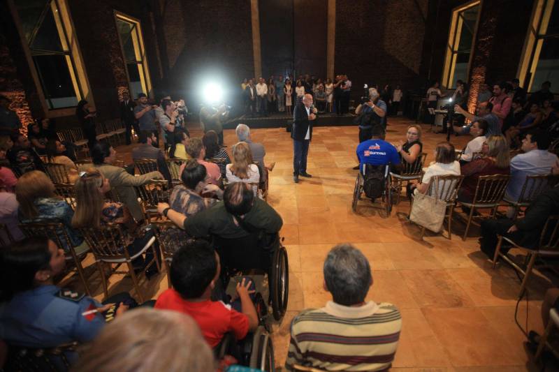 Um espaço moderno, com atendimento de alta qualidade. Assim é o Centro Integrado de Inclusão e Reabilitação (CIIR), inaugurado pelo Governo do Estado na tarde desta quarta-feira (30). O centro integra vários serviços em um único local. Da assistência médica, odontológica, passando pela reabilitação, capacitação, oficinas para produção de próteses e serviço de apoio e diagnósticos em crianças, jovens e adultos com deficiência no Estado do Pará. Localizado na rodovia Arthur Bernardes, em Belém, às margens da Baía do Guajará, o Centro Integrado é o primeiro na região Norte e fica em uma área total de mais de 40 mil metros quadrados. A obra foi iniciada em março de 2014 e está orçada em mais de R$ 32 milhões, recursos do tesouro estadual. O CIIR faz parte das ações previstas pelo Governo do Estado ampliando os serviços já oferecidos pela Secretaria de Estado de Saúde Pública (Sespa).
FOTO: THIAGO GOMES / AG. PARÁ
DATA: 30.05.2018
BELÉM - PARÁ <div class='credito_fotos'>Foto: Thiago Gomes /Ag. Pará | <a href='/midias/2018/originais/333b6302-1dc2-4c1c-8a9c-b6b75fc67ad3.jpg' download><i class='fa-solid fa-download'></i> Download</a></div>