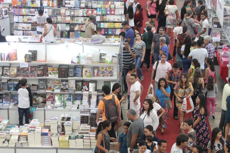 Corredores do Hangar Centro de Convenções durante a XXII Feira Pan-Amazônica do Livro, que começou neste sábado (2), em Belém. Um grande público compareceu ao segundo dia da feira, aproveitando as atrações culturais e as exposições nos estandes de livros na tarde de domingo.
FOTO: CRISTINO MARTINS / AG. PARÁ
DATA: 03.06.2018
BELÉM - PARÁ <div class='credito_fotos'>Foto: Cristino Martins/Ag. Pará | <a href='/midias/2018/originais/33422b0e-1d66-43b5-946a-7fb2ea7faf77.jpg' download><i class='fa-solid fa-download'></i> Download</a></div>