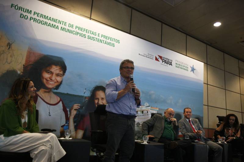 O primeiro dia do Fórum Permanente de Prefeitas e Prefeitos dos Municípios Sustentáveis contou com a participação de 85 prefeitos , 17 vices e 21 secretários municipais dos 141 municípios manifestaram interesse em adotar as diretrizes do programa. Para o governador Simão Jatene, esta grande participação simboliza a união de agentes públicos que colocaram os interesses coletivos acima dos interesses individuais para construir um estado melhor para todos. Com o tema “Gestão Compartilhada”, o evento traz as experiências e os desdobramentos das agendas governamentais que foram planejadas em parceria com as gestões municipais. Através da Secretaria Extraordinária de Municípios Sustentáveis (Semsu) Governo do Pará, por meio da Semsu, investe na capacitação dos municípios para a promoção de uma gestão fiscal eficiente. Para Izabela Jatene, este primeiro dia serviu para sinalizar o quanto os gestores estão preocupados com o equilíbrio da questão fiscal dos municípios e em desenvolver uma governança compartilhada para desenvolver seus municípios. Na foto, o prefeito de Belém, Zenaldo Coutinho.
FOTO: ANTÔNIO SILVA / AG. PARÁ
DATA: 07.02.2018
BELÉM - PARÁ <div class='credito_fotos'>Foto: Antônio Silva/Ag. Pará | <a href='/midias/2018/originais/33481179-6a4e-40da-ae46-b46a47451c17.jpg' download><i class='fa-solid fa-download'></i> Download</a></div>