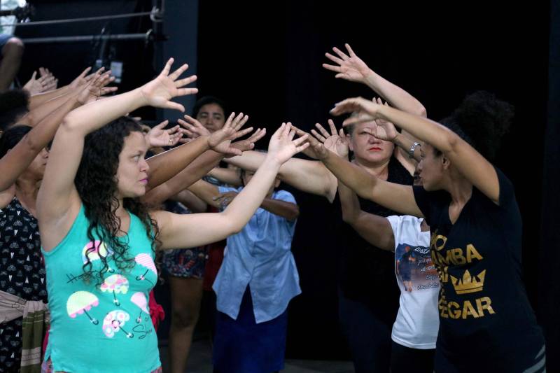 Um espetáculo de luz, que destaca esperança e alegria, será apresentado por mais de 100 crianças que participaram das oficinas de iniciação artística do Curro Velho, núcleo da Fundação Cultural do Pará (FCP). Intitulado “Pesquei um lampião e viajei o mundo”, o espetáculo será encenado na sexta-feira (7) e no sábado (8), a partir das 18 h, no Núcleo de Oficinas Curro Velho, no bairro do Telégrafo, em Belém.

FOTO: ASCOM FCP
DATA: 06.12.2018
BELÉM - PARÁ <div class='credito_fotos'>Foto: ASCOM FCP   |   <a href='/midias/2018/originais/33604bd4-fd96-436f-8518-d19fa8e04f8b.jpg' download><i class='fa-solid fa-download'></i> Download</a></div>