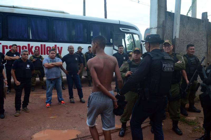 A Secretaria de Estado de Segurança Pública e Defesa Social (Segup) deflagrou nas primeiras horas da manhã desta quinta-feira (29), a operação Templários, que resultou na prisão de 10 pessoas e apreensão de mais de 300 petecas de cocaína, cerca de 500 gramas de pasta base de cocaína, aproximadamente 50 gramas de maconha (do tipo limãozinho) e um revólver calibre 38. O trabalho contou com o apoio das Polícias Civil e Militar.

FOTO: ELIELSON MODESTO/ASCOM SEGUP
DATA: 29.11.2018
ANANINDEUA-PARÁ <div class='credito_fotos'>Foto: Elielson Modesto / Ascom Segup   |   <a href='/midias/2018/originais/33618db4-f7d1-4c72-9335-8e7e97d2dc2a.jpg' download><i class='fa-solid fa-download'></i> Download</a></div>