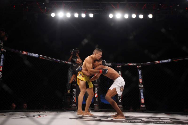 O mundo do MMA conheceu neste sábado os novos guerreiros paraenses. Dos 34 lutadores que entraram no octógono do Jungle Fight 93, 31 representaram o estado. Destaque para Ivanildo Monstrinho e Francisco Figueiredo, que conquistaram os cinturões interinos das categorias 57kg e 61kg, respectivamente, diante do público que lotou o Centro de Convenções da Amazônia – Hangar, com apoio da Secretaria de Estado de Esporte e Lazer.
FOTO: THIAGO GOMES / AG. PARÁ
DATA: 28.04.2018
BELÉM - PARÁ <div class='credito_fotos'>Foto: Thiago Gomes /Ag. Pará | <a href='/midias/2018/originais/3369dbf9-1125-4c60-a3c3-8515d1d7d541.jpg' download><i class='fa-solid fa-download'></i> Download</a></div>