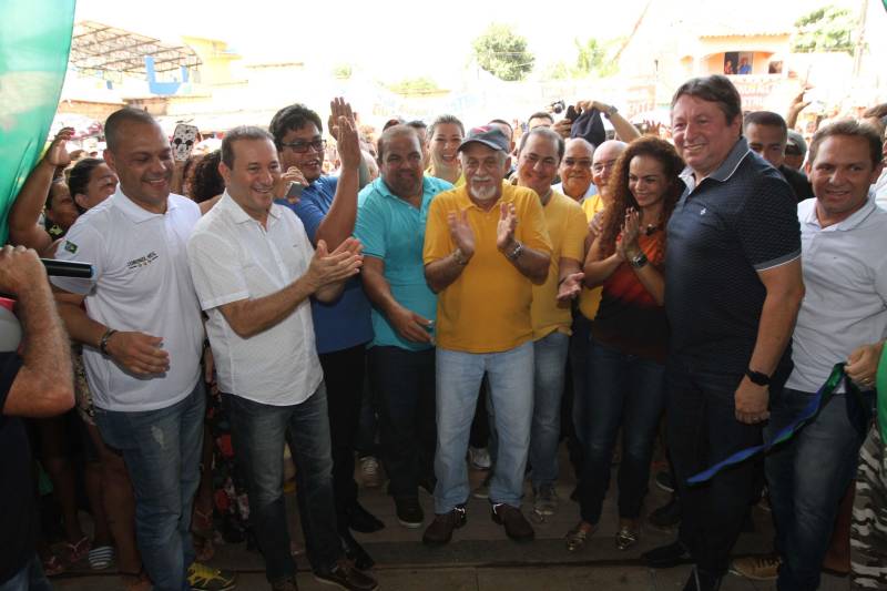 "Agora a população terá um lugar mais organizado, com mais higiene para comprar seu pescado e a sua carne. E pra gente que possui restaurante é melhor ainda, pois além da facilidade de adquirir os alimentos, o mercado também atrai clientes", comemorou Jaqueline Cardoso, 20 anos, que possui um ponto de venda de comidas em frente ao Mercado Municipal José Noronha Monteiro, no distrito de Boa Vista, em Quatipuru, no nordeste paraense. O espaço foi entregue oficialmente à população nesta segunda-feira (19), assim como as obras de pavimentação asfáltica da PA-446 e de cinco pontes em concreto ao longo da rodovia. A cerimônia contou com a presença do governador Simão Jatene, parlamentares, prefeitos da região entre outras autoridades locais. "Essas são importantes obras que vão beneficiar não só a população de Quatipuru, mas de toda a região. E faço questão de ressaltar que em todas elas existe o dinheiro dos impostos que todos nós paraenses pagamos. Esse é o retorno que fazemos questão de dar à população. Nós gestores somos apenas instrumentos desse grande desenvolvimento, quem financia é o povo", afirmou o governador Simão Jatene.
FOTO: CRISTINO MARTINS / AG. PARÁ
DATA: 19.03.2018
QUATIPURU - PARÁ <div class='credito_fotos'>Foto: Cristino Martins/Ag. Pará | <a href='/midias/2018/originais/336be8a6-1c20-4dd1-9168-5a671f1d37b3.jpg' download><i class='fa-solid fa-download'></i> Download</a></div>