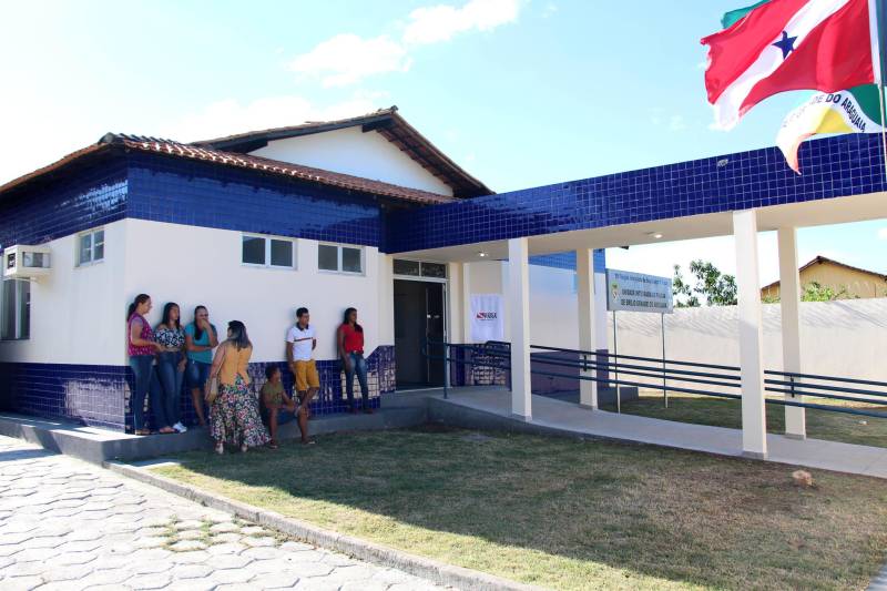 A inauguração da Unidade Integrada Pro Paz (UIPP), a entrega de uma viatura para a Polícia Civil e a assinatura de convênio para reforma e ampliação da Escola Municipal de Ensino Fundamental Brejo Grande, realizados nesta quarta-feira, 9, marcaram o início dos festejos do aniversário de 30 anos de emancipação do município de Brejo Grande do Araguaia, comemorado no dia 10 de maio.
FOTO: ANTONIO MACEDO / DIVULGAÇÃO
DATA: 09.05.2018
BREJO GRANDE DO ARAGUAIA - PARÁ <div class='credito_fotos'>Foto: ANTONIO MACEDO / DIVULGAÇÃO | <a href='/midias/2018/originais/3371a7fe-3cef-4393-b8c0-e802b5d0a4f8.jpg' download><i class='fa-solid fa-download'></i> Download</a></div>