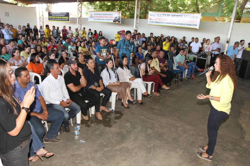 O município de Jacundá, no sudeste paraense, recebeu nesta sexta-feira (6) importantes investimentos em segurança e infraestrutura. O Governo do Estado repassou para o policiamento do município 5 viaturas e 2 veículos para o reforço das ações Departamento de Trânsito do Estado (Detran). Foi entregue ainda a ordem de serviço para a pavimentação asfáltica de cinco quilômetros de vias, na ordem de R$ 3 milhões. A cerimônia foi no salão paroquial da Igreja de Nossa Senhora do Perpetuo Socorro, conduzida pela secretária de Municípios Sustentáveis, Izabela Jatene, que representou o governador Simão Jatene, e contou com a participação de representantes de parlamentares, lideranças comunitárias, entre outras autoridades municipais. Na foto, a secretária de Municípios Sustentáveis, Izabela Jatene.
FOTO: CRISTINO MARTINS / AG. PARÁ
DATA: 06.07.2018
JACUNDÁ - PARÁ <div class='credito_fotos'>Foto: Cristino Martins/Ag. Pará | <a href='/midias/2018/originais/337b999f-376c-4c8e-a05c-ccb8215de4d6.jpg' download><i class='fa-solid fa-download'></i> Download</a></div>