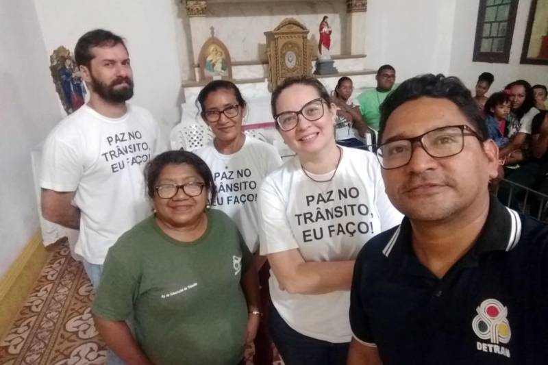 A partir desta sexta-feira, 28, o Departamento de Trânsito do Estado (Detran), através dos 45 agentes de fiscalização, vai garantir a segurança viária dos primeiros 18 quilômetros da BR 316. A operação segue até a próxima terça-feira, 1° de janeiro. Como parte das ações da Operação Boas Festas do Governo do Estado, equipes de agentes de educação do Detran estão nos municípios de Bragança, Salinópolis, Soure, Marapanim/Marudá, Salvaterra, Santa Bárbara do Pará, além do distrito de Mosqueiro, onde permanecerão até a próxima terça.

FOTO: ASCOM DETRAN
DATA: 28.12.2018
BELÉM - PARÁ



 <div class='credito_fotos'>Foto: ASCOM DETRAN   |   <a href='/midias/2018/originais/338dd9ef-c75c-401d-abb4-0cec92f23fad.jpg' download><i class='fa-solid fa-download'></i> Download</a></div>