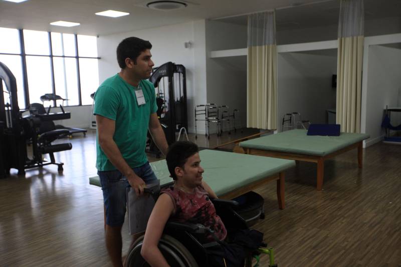 O maior desejo de Saulo Melo, 32 anos, é viver e poder desfrutar das novas oportunidades que tem hoje, depois de passar por uma cirurgia até então inédita no Pará, a hemicorporectomia. O procedimento, realizado no dia 2 de maio deste ano no Hospital Ophir Loyola, em Belém, removeu 40% do corpo do paciente - toda a porção inferior (pelve e membros inferiores). Devido ao tratamento, o paciente veio com a mãe de Vigia de Nazaré (município do nordeste paraense), onde residiam, para morar em Belém com o irmão, Luiz (foto), que sempre o leva às sessões no CIIR.

FOTO: SIDNEY OLIVEIRA / AG. PARÁ
DATA: 03.12.2018
BELÉM - PARÁ <div class='credito_fotos'>Foto: Sidney Oliveira/Ag. Pará   |   <a href='/midias/2018/originais/338f6c27-c5e8-4820-b1ad-20ef561c9ce8.jpg' download><i class='fa-solid fa-download'></i> Download</a></div>