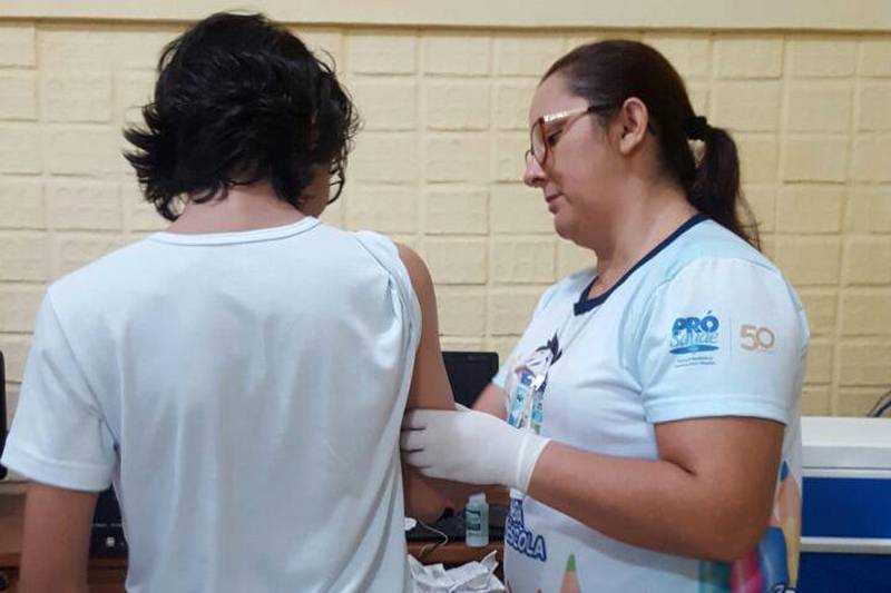 Foram três dias de projeto, oito instituições visitadas, mais de 400 adolescentes assistindo às palestras educativas e de 200 testes rápidos realizados. O número de doses da vacina contra o HPV aplicadas passou de 100. Estas são as informações da primeira semana do “HRBA na Escola”, projeto promovido pelo Hospital Regional do Baixo Amazonas, em Santarém, Oeste do Pará, desde o ano de 2012.
FOTO: ASCOM HRBA
DATA: 30.03.2018
SANTARÉM - PARÁ <div class='credito_fotos'>Foto: Ascom HRBA | <a href='/midias/2018/originais/3392cf41-dc33-4a45-9f4c-76dfd4f94ea5.jpg' download><i class='fa-solid fa-download'></i> Download</a></div>