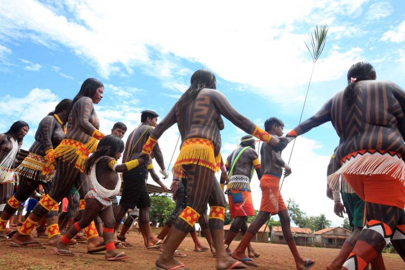 Está quase tudo pronto para a 6ª Semana dos Povos Indígenas, que começa neste domingo (15), em São Félix do Xingu, no sudeste do Pará. Antes de sair das aldeias em direção a São Félix – o terceiro maior município paraense em extensão territorial, atrás apenas de Altamira e Oriximiná –, as tribos fazem festa, numa espécie de preparação para os dias vindouros longe de casa. Na aldeia Krôkamôr, às margens do Rio Xingu e longe cerca de oito horas de barco da sede municipal, homens, mulheres e crianças Kayapó se unem na dança Kwyrykangô.
FOTO: RODOLFO OLIVEIRA / AG. PARÁ
DATA: 15.04.2018
SÃO FÉLIX DO XINGU - PARÁ <div class='credito_fotos'>Foto: Rodolfo Oliveira/Ag. Pará | <a href='/midias/2018/originais/339c6a6d-ac1a-40a0-bbe2-d9fe84841fdf.jpg' download><i class='fa-solid fa-download'></i> Download</a></div>