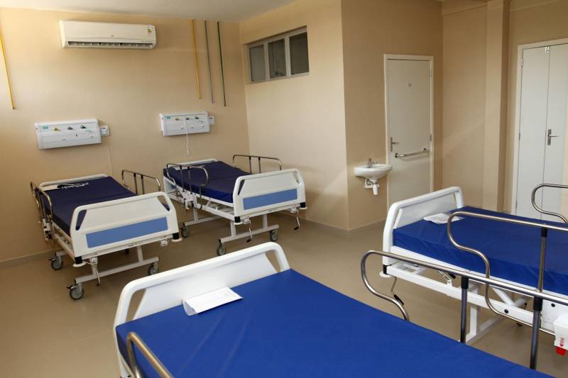 Inaugurado no dia 28 de setembro deste ano, o Hospital Geral de Ipixuna (HGI, na foto), está em pleno funcionamento. Seus usuários podem dispor de consultas ambulatoriais em cardiologia, infectologia clínica médica e cirúrgica, além de agendamento de exames complementares, cirurgias eletivas, internações e o pronto-atendimento 24h, que gerou o significativo índice de 99% de satisfação do usuário. O HGI, no nordeste paraense, oferece assistência de baixa e média complexidade aos usuários do Sistema Único de Saúde (SUS) de 23 municípios da região do Capim, o equivalente a uma população estimada de 800 mil habitantes. É importante ressaltar que, por se tratar de um hospital referenciado, o HGI atende apenas pacientes regulados, ou seja, encaminhados ao município através do sistema de regulação do Estado. Com apenas 47 dias de funcionamento a equipe multiprofissional do HGI garantiu o 196 atendimentos ambulatoriais, uma internação, uma cirurgia e 10 atendimentos no setor de pronto Atendimento que funciona 24h ininterruptas.

FOTO: CRISTINO MARTINS / AG. PARÁ
DATA: 27.09.2018
IPIXUNA - PARÁ <div class='credito_fotos'>Foto: Cristino Martins/Ag. Pará   |   <a href='/midias/2018/originais/33a2a1e1-0764-46d9-b43b-51e576b8e8d5.jpg' download><i class='fa-solid fa-download'></i> Download</a></div>