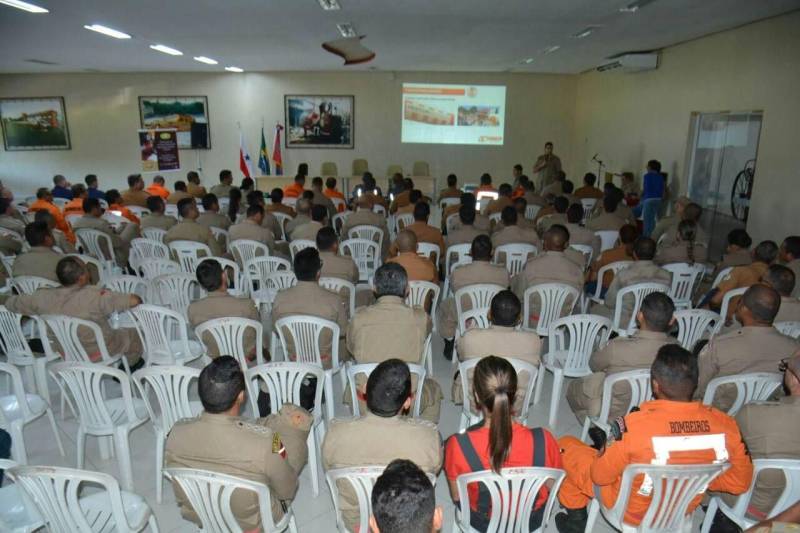 O Corpo de Bombeiros Militar do Pará deu início nesta manhã, 07, o “I Seminário de Salvamento Veicular do CBMPA” e a “VII Reunião da Comissão Nacional de Salvamento Veicular (CONASV)” (foto). Os dois eventos ocorrem simultaneamente com objetivo de reunir bombeiros militares de demais Estados para debater táticas e técnicas de salvamento veicular e a utilização da roupa de proteção. O primeiro momento ocorreu na manhã de hoje no Salão Nobre do quartel do Comando Geral com o palestrante Capitão Fábio Contreiras do Corpo de Bombeiros do Rio de Janeiro que ministrou sobre o CONASV e contextualização do salvamento veicular com aplicação de táticas e técnicas, e sobre os paradigmas do uso da roupa de proteção individual em atividades de salvamento veicular. Visando oferecer um auxílio de alto nível técnico que possa garantir o melhor prognóstico e maior segurança para as vítimas envolvidas em acidentes, o Corpo de Bombeiros Militar do Pará traz profissionais da Comissão Nacional de salvamento Veicular (CONASV) para debater sobre o assunto e realiza um trabalho de integração das corporações de bombeiros do país.
FOTO: ASCOM / CBMPA
DATA: 07.06.2018
BELÉM - PARÁ <div class='credito_fotos'>Foto: Ascom CBMPA | <a href='/midias/2018/originais/33a84db9-3d2b-4980-9fdb-8400554f3f03.jpg' download><i class='fa-solid fa-download'></i> Download</a></div>