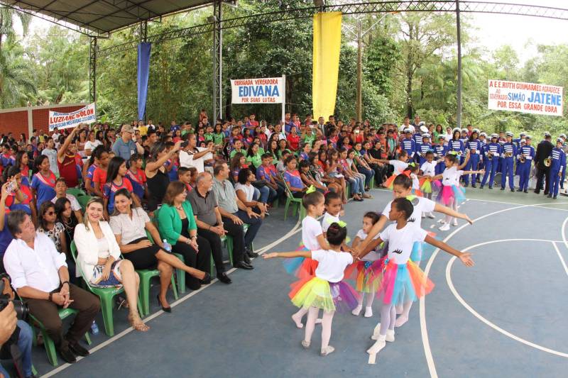Um painel, no pátio da Escola Estadual de Ensino Médio Ruth Guimarães Ferreira, no distrito de Murinim, em Benevides, mostra 16 alunos da unidade aprovados nos últimos vestibulares. Desses, 12 irão estudar na Universidade Federal do Pará (UFPA). São os primeiros resultados de um processo que começou há nove meses, quando a escola entrou em reforma e ampliação. A nova “Ruth Guimarães Ferreira” foi entregue oficialmente nesta segunda-feira, 26, pelo governador Simão Jatene. Reformada e ampliada, a escola tem agora seis salas de aula; quatro laboratórios (multiuso, multidisciplinar, informática e de leitura); cozinha; refeitório e dispensa; quadra poliesportiva, vestiários feminino e masculino; área de convivência; sala para Atendimento Educacional Especializado (AEE) e acessos para pessoas com deficiência. Espaços de sobra para seus 892 alunos, distribuídos em três turnos do Ensino Médio. A obra custou R$ 2,446 milhões.
FOTO: CRISTINO MARTINS / AG. PARÁ
DATA: 26.03.2018
BENEVIDES - PARÁ <div class='credito_fotos'>Foto: Cristino Martins/Ag. Pará | <a href='/midias/2018/originais/33aaac8f-5ec1-4352-8654-898bb812dac5.jpg' download><i class='fa-solid fa-download'></i> Download</a></div>
