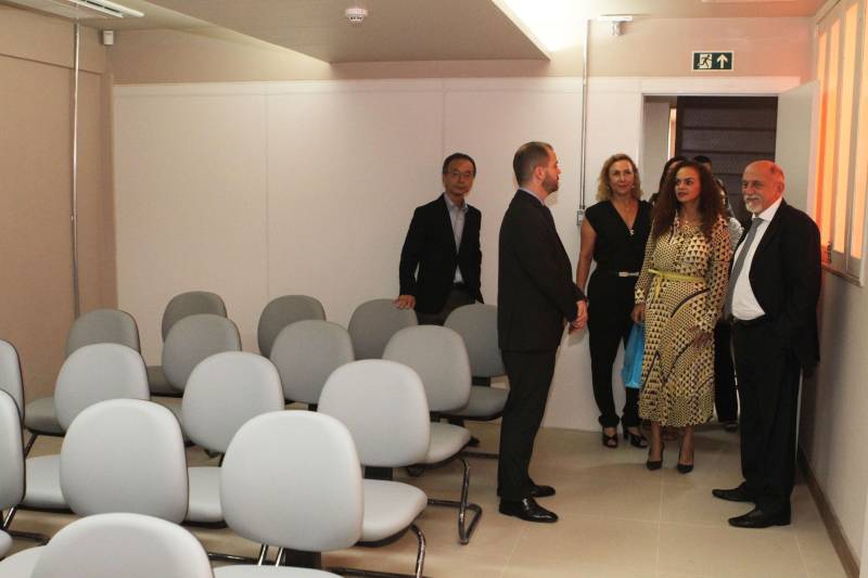 “Que esse espaço seja marcado pela neutralidade, não pela indiferença, mas por abrigar todas as diferenças”. Com essa frase, o governador Simão Jatene (foto) inaugurou nesta quinta-feira, 20, o Escritório Compartilhado da Agência das Nações Unidas (ONU) no Estado do Pará, o primeiro no Norte do País, o terceiro em território nacional. “Que as decisões tomadas aqui, a partir de Belém, de forma democrática, alcancem toda a cidade, ultrapassem os limites do estado e depois o mundo”, disse o governador. O Escritório Compartilhado da Agência das Nações Unidas (ONU) no Estado do Pará está abrigado em um prédio cedido pelo Governo do Estado, na Avenida Nazaré, no centro de Belém. Nele, funcionarão inicialmente os escritórios de representação do Programa das Nações Unidas para o Desenvolvimento (Pnud) e do Fundo das Nações Unidas para a Infância (Unicef).

FOTO: CRISTINO MARTINS / AG. PARÁ
DATA: 20.12.2018
BELÉM - PARÁ <div class='credito_fotos'>Foto: Cristino Martins/Ag. Pará   |   <a href='/midias/2018/originais/33bcff92-5f8f-4f2f-985e-d5abf5c276c2.jpg' download><i class='fa-solid fa-download'></i> Download</a></div>