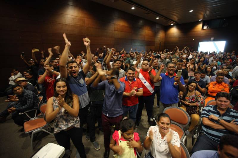 Com a entrega de mais 359 veículos, somente esta semana, o Governo do Pará reforçou a atuação da área de segurança pública em todo o Estado. Todos os veículos auxiliarão no combate a criminalidade e a manutenção da segurança em todo o território paraense. Boa parte desses veículos foi destinada diretamente para as guardas municipais, numa ação integrada com as Prefeituras, por meio da Secretaria de Segurança Pública e Defesa Social (Segup) com articulação da Secretaria de Municípios Sustentáveis, que define em conjunto com os municípios, a agenda de prioridades. A última etapa da entrega ocorreu nesta quinta-feira (5), no Hangar – Centro de Convenções da Amazônia.
FOTO: ANTÔNIO SILVA / AG. PARÁ
DATA: 05.07.2018
BELÉM - PARÁ <div class='credito_fotos'>Foto: Antônio Silva/Ag. Pará | <a href='/midias/2018/originais/33c0b812-3bc1-4818-b190-fca87f5ee46f.jpg' download><i class='fa-solid fa-download'></i> Download</a></div>