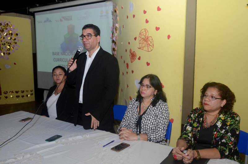 A Secretaria de Estado de Educação (Seduc), em parceria com a União Nacional dos Dirigentes Municipais de Educação, apresentou a gestores da educação, nesta quarta-feira (20), o Programa de Apoio à Implementação da Base Nacional Comum Curricular (BNCC), referente à Educação Infantil e ao Ensino Fundamental (anos iniciais e finais). Na foto, o secretário adjunto de Ensino da Seduc, José Roberto Silva.
FOTO: ELISEU DIAS / ASCOM SEDUC
DATA: 20.06.2018
BELÉM - PARÁ <div class='credito_fotos'>Foto: Eliseu Dias / Ascom Seduc | <a href='/midias/2018/originais/33c3210f-fdd1-4423-a935-ed1e4c721ff0.jpg' download><i class='fa-solid fa-download'></i> Download</a></div>