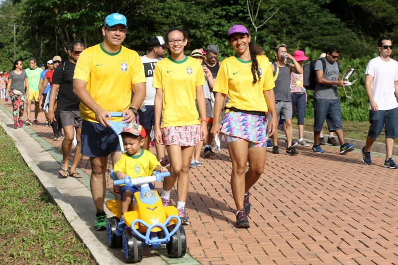 Uma reabertura feita a milhares de mãos. A fita inaugural colocada no inicio da trilha principal do Parque do Utinga foi rompida por mais de cinco mil pessoas ansiosas pelo inicio da caminhada, marcando o segundo dia da programação de reabertura do mais novo espaço paraense de lazer e interatividade com a natureza.
FOTO: SIDNEY OLIVEIRA / AG. PARÁ
DATA: 17.03.2018
BELÉM - PARÁ <div class='credito_fotos'>Foto: Sidney Oliveira/Ag. Pará | <a href='/midias/2018/originais/33c58933-478d-4d8d-97bb-72e938119e14.jpg' download><i class='fa-solid fa-download'></i> Download</a></div>