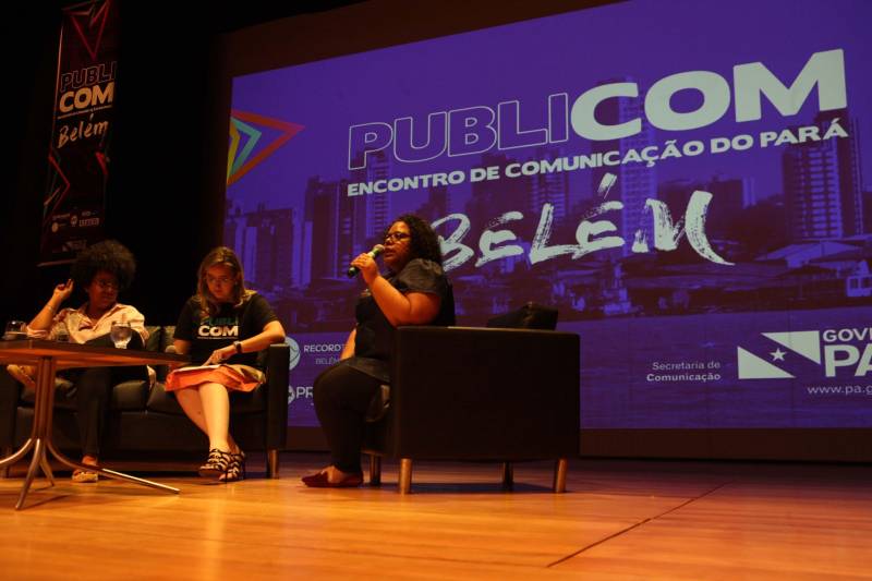 A desconstrução de estereótipos de raça na comunicação e a construção de marcas no Instagram foram os temas das duas palestras desta tarde de terça-feira (12) no “Publicom Belém 2018. O público formado por assessores de comunicação do Governo, profissionais de comunicação, professores e estudantes da área prestigiaram o segundo e último dia do evento que acontece no Teatro do Sesi, em Belém. A palestra “Desconstruindo estereótipos de raça na comunicação”, foi ministrada pelas comunicólogas Helaine Martins (blusa preta) e Joana Mendes (blusa branca), da Idánimo Consultoria, agência especializada em comunicação com e sobre os públicos negro, feminino e LGBT.

FOTO: RODOLFO OLIVEIRA / AG. PARÁ
DATA: 12.06.2018
BELÉM - PARÁ <div class='credito_fotos'>Foto: Rodolfo Oliveira/Ag. Pará   |   <a href='/midias/2018/originais/33c76cd4-69bd-4e58-8acf-3c1535b8358a.jpg' download><i class='fa-solid fa-download'></i> Download</a></div>