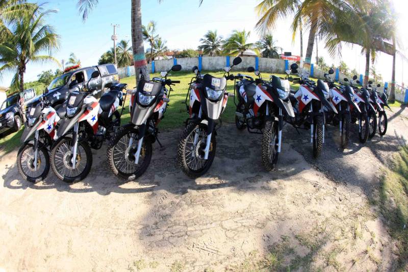 O município de Salinópolis, no nordeste do estado, recebeu nesta quinta-feira, 21, um reforço precioso para o período de férias que se aproxima. O governo do estado entregou 18 novos veículos para reforçar a segurança do município e cidades próximas.
FOTO: RODOLFO OLIVEIRA / AG. PARÁ
DATA: 21.06.2018
SALINÓPOLIS - PARÁ <div class='credito_fotos'>Foto: Rodolfo Oliveira/Ag. Pará | <a href='/midias/2018/originais/33cf3d91-5229-495c-b610-66a8ef7e3780.jpg' download><i class='fa-solid fa-download'></i> Download</a></div>
